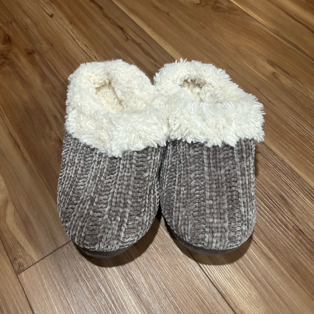 Knit Cozy Gray and Cream Fuzzy Slippers Size Large